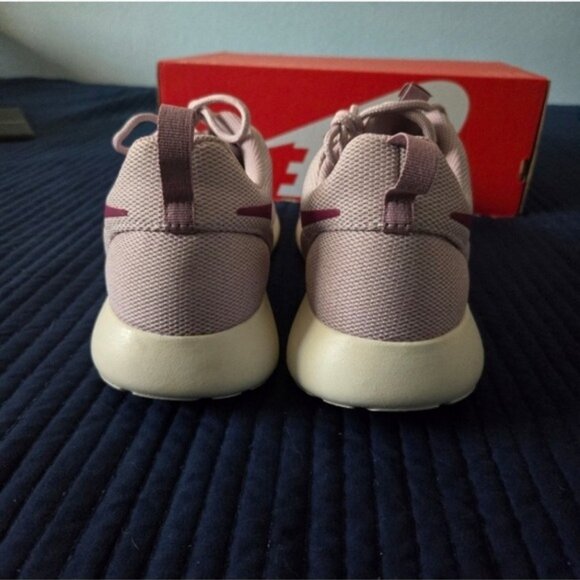 Nike Roshe One Women Size 11 Plum Chaulk True Berry 112025 Gf - Picture 9 of 12